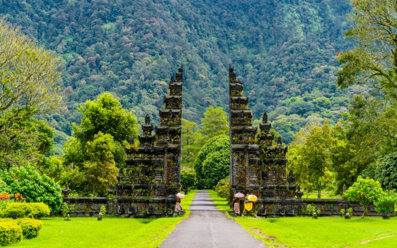 Explore with National Day Holiday Packages